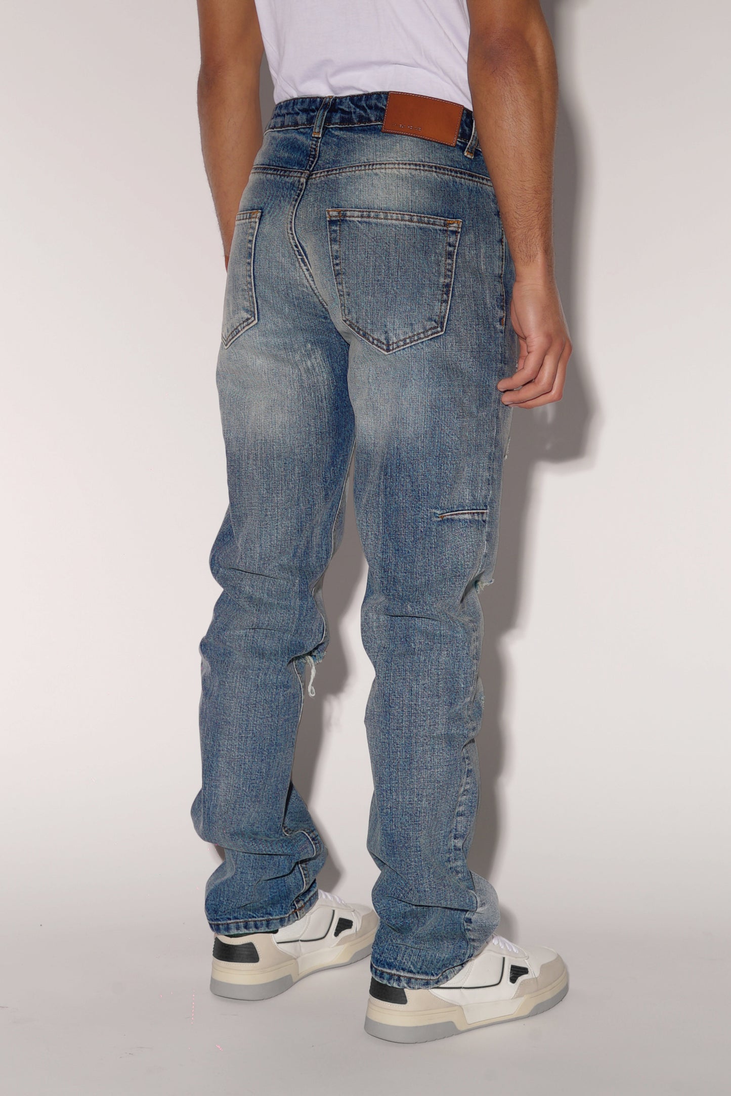 Distressed Straight Jeans in Blue Denim