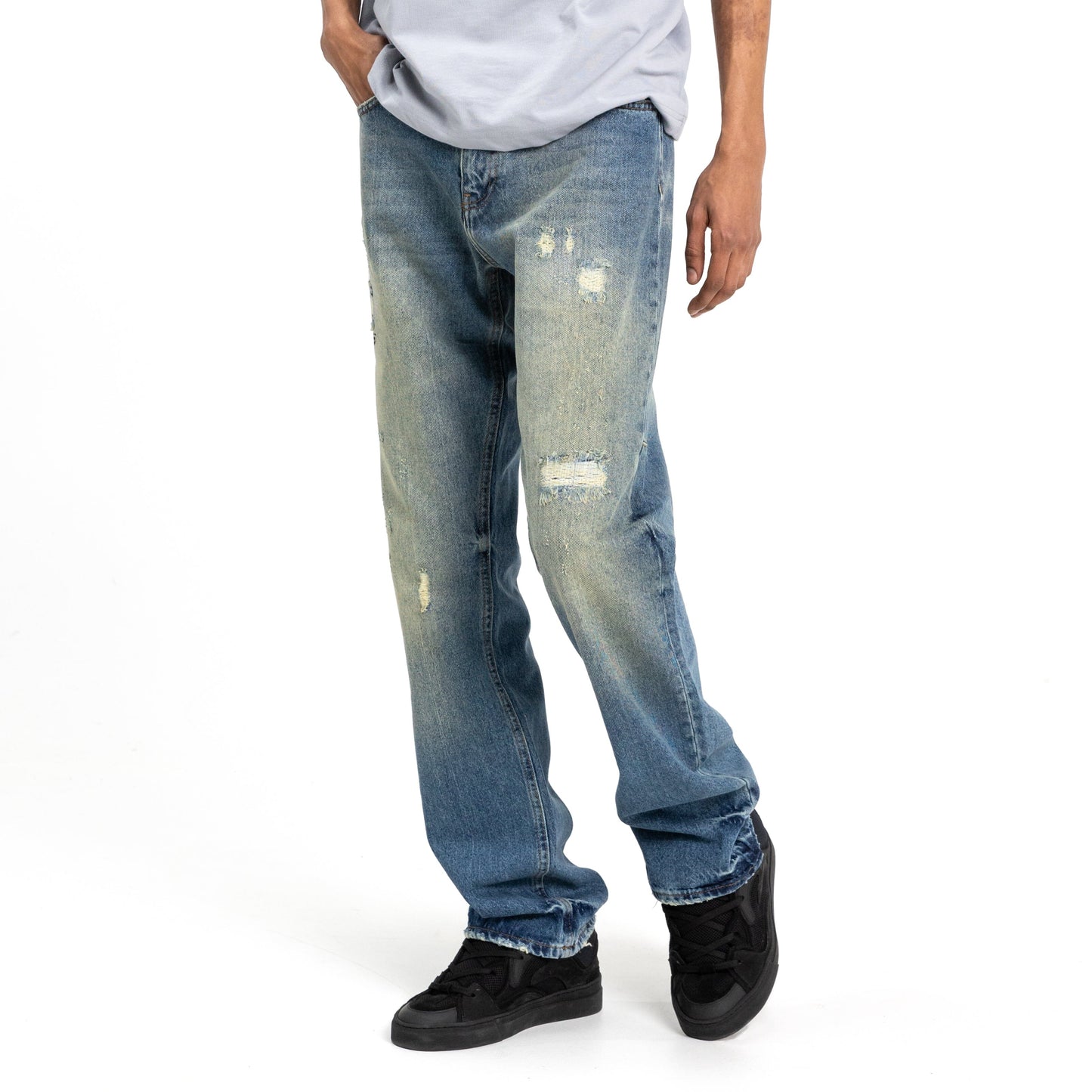 Straight Jeans in Repaired Mojave Denim