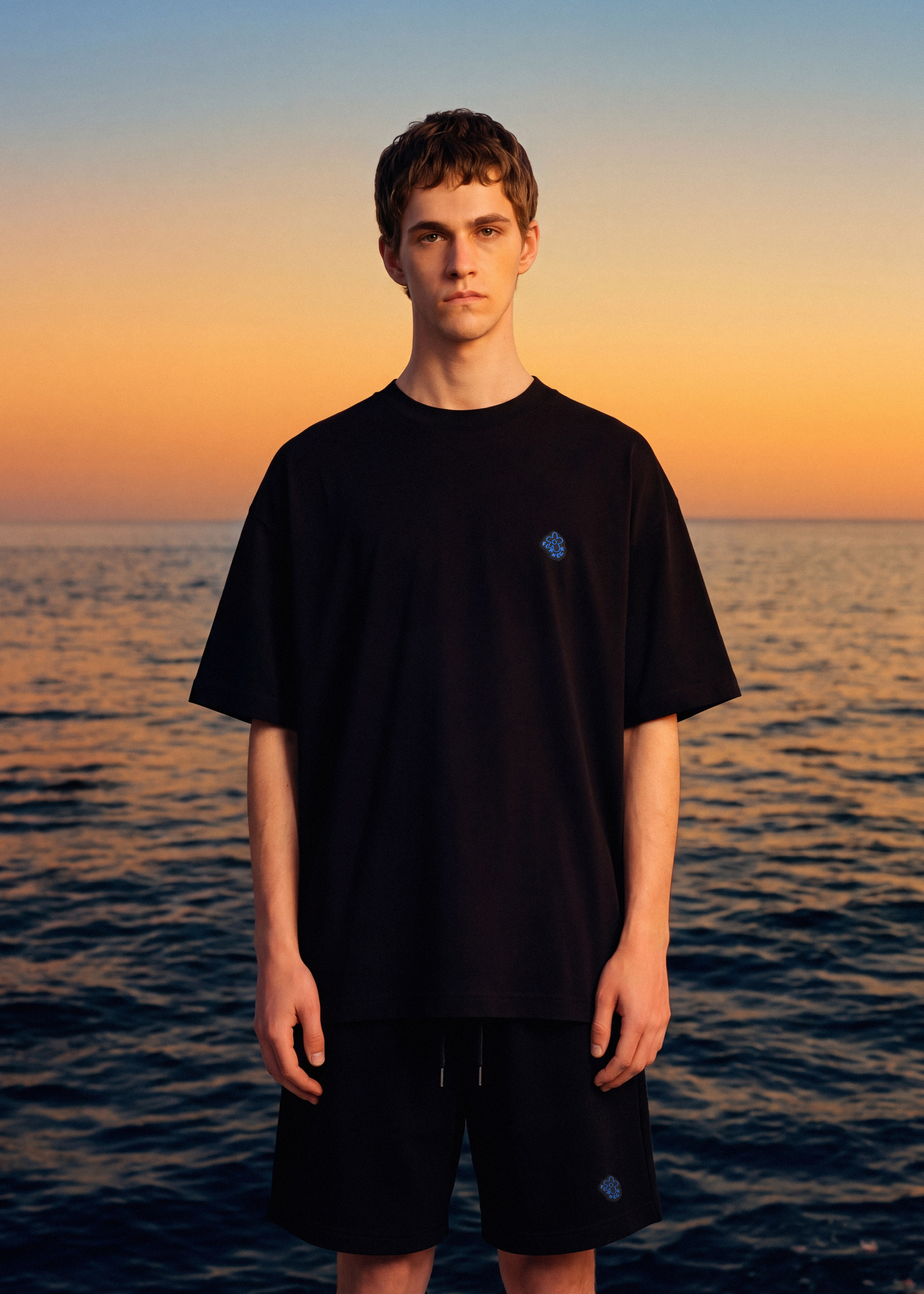 T-Shirt mit Gummi-Blumenmuster | Schwarz