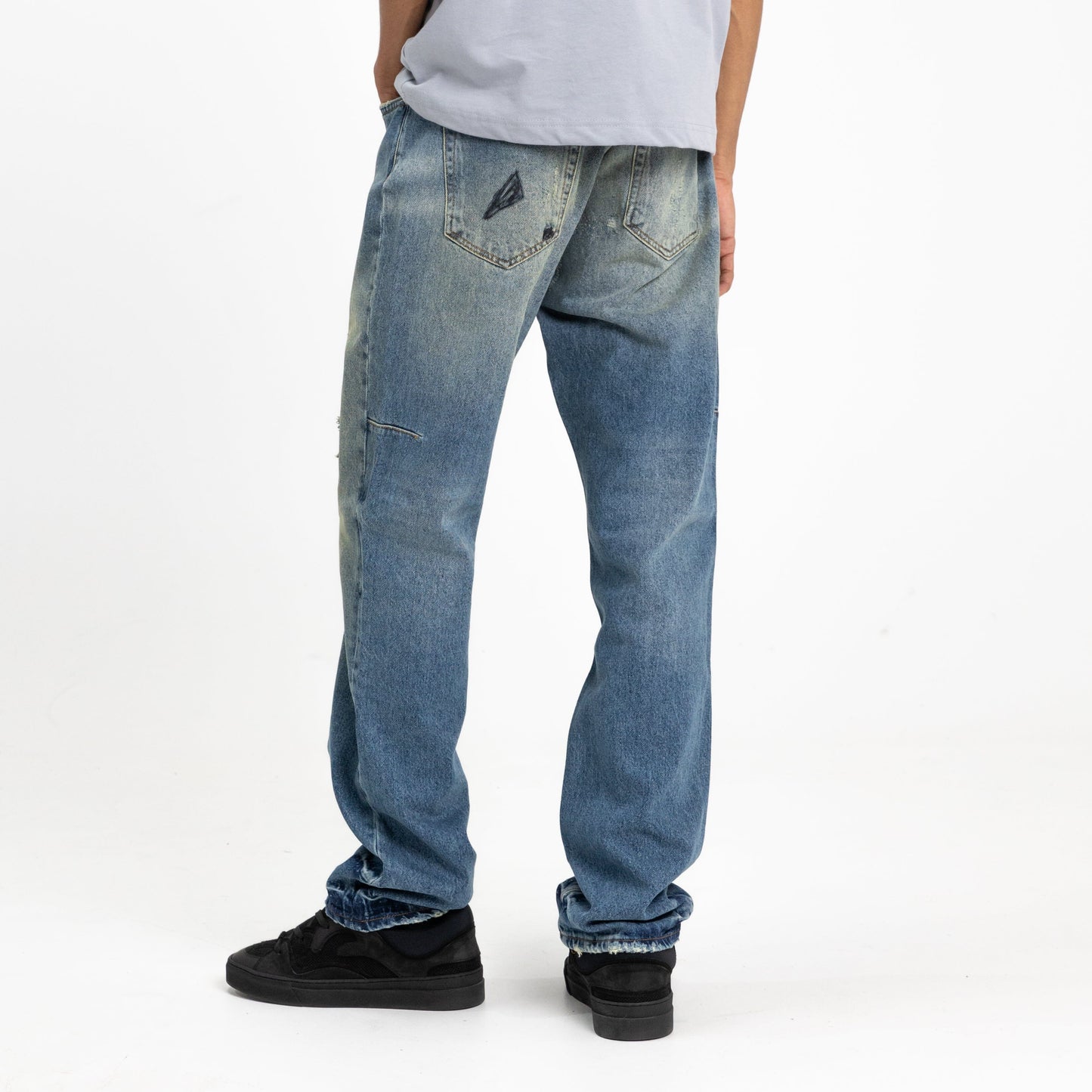 Straight Jeans in Repaired Mojave Denim